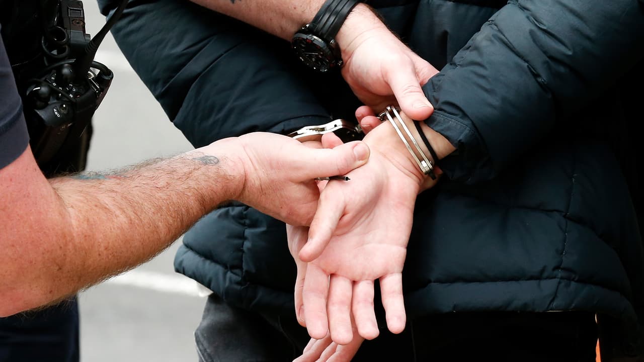 Menor de 17 años enfrenta cargos como adulto al ser acusado de pertenecer a una red de distribución de vehículos robados