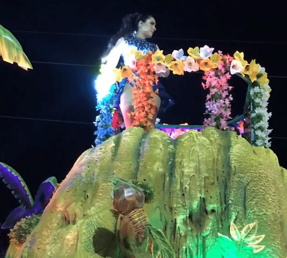 El desfile en el que participaron Ariadne y Gabriel duró aproximadamente hora y media, puntualizó el mismo portal.