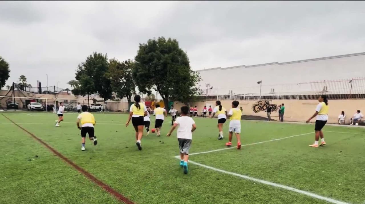 La canchita del barrio en Panorama City mantiene a la comunidad segura y unida con el fútbol