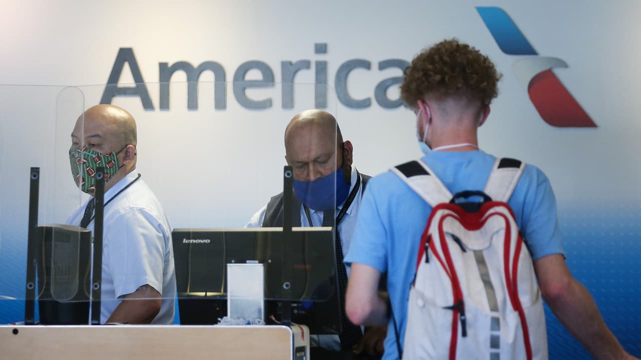 Dentro de las precauciones previstas por American Airlines para prevenir la propagación del coronaviris se incluye el registro sin contacto, el uso de las mascarillas, la limpieza de los aviones continuamente, la instalación de plexiglás en los puestos de atención y los filtros de aire. Hablamos con algunas personas, quienes aseguraron sentirse seguras en las instalaciones del lugar.