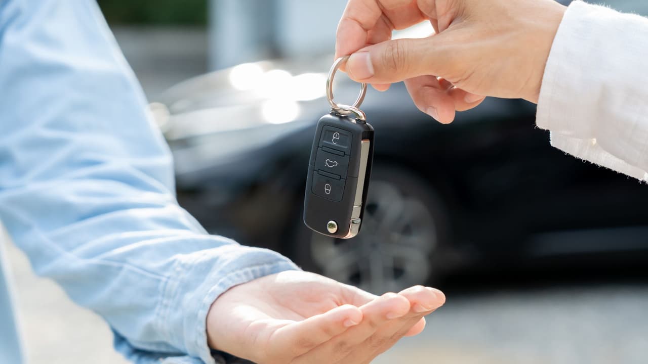 <h3 class="cms-H3-H3">Mini-kit de frases útiles en el lote </h3>
<br>“
<b>Quiero el precio final</b> con impuestos y cargos, por escrito.” 
<br>“
<b>Voy a comparar financiamiento</b> con otra entidad o vendedor antes de decidir.” 
<br>“
<b>No autorizo extras</b>; elimínelos del contrato.” 
<br>“
<b>Necesito el contrato en español</b> antes de firmar.”