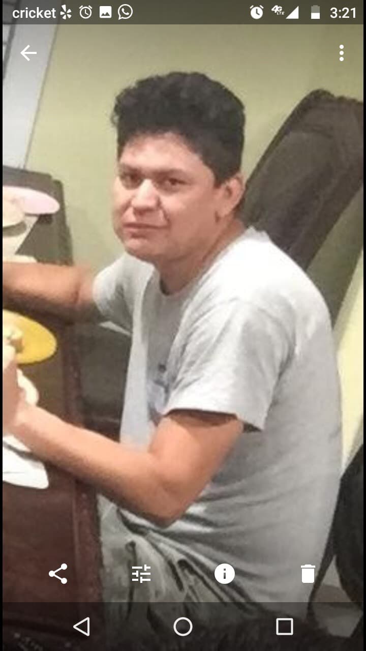 Según su familia, Alvarado, de 37 años y con tres hijos, fue abandonado por el “coyote”. Y luego de una travesía pudo comunicarse con su familia y advertir que iba camino a Falfurrias.