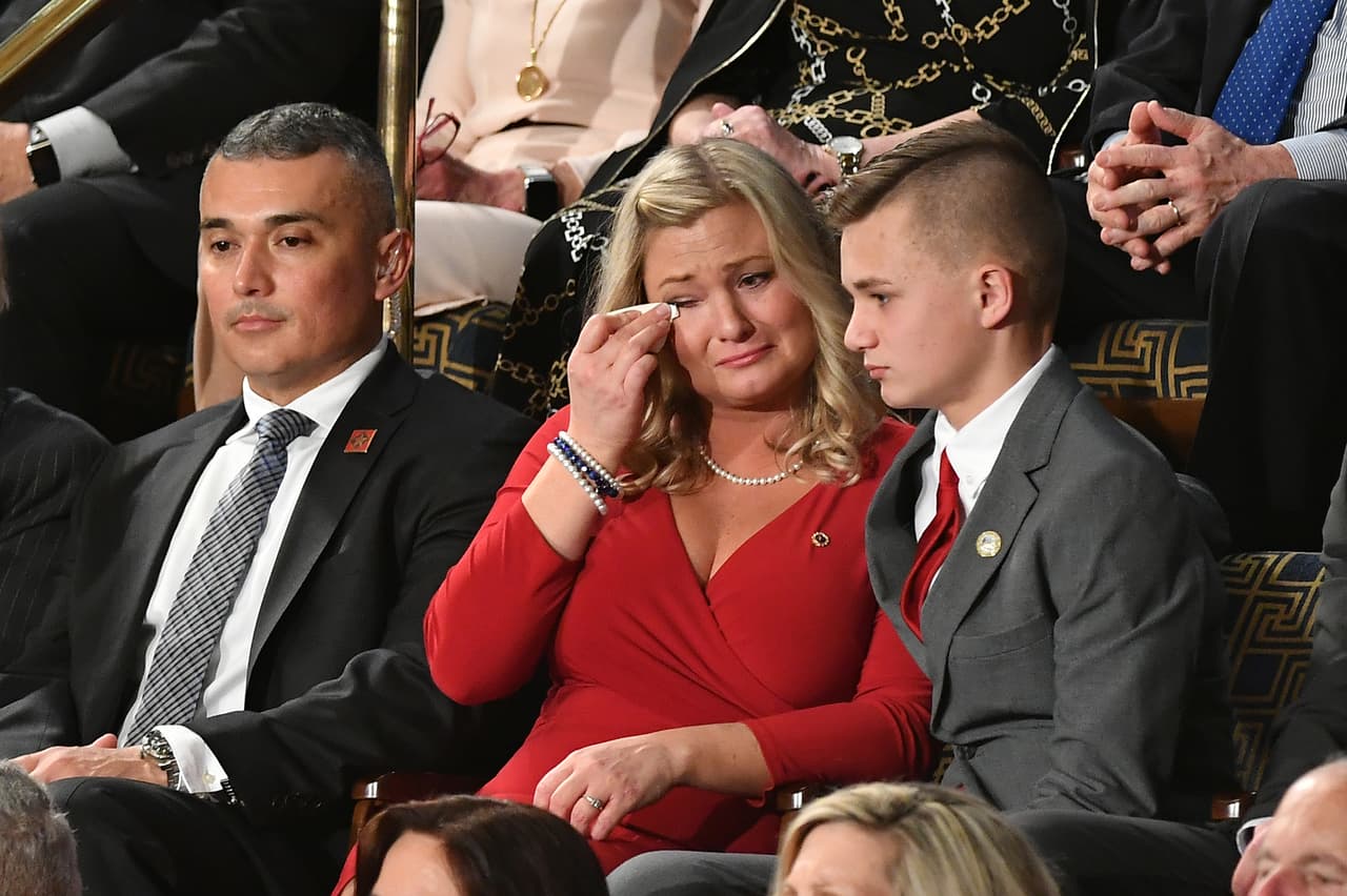 Kelli Hake, esposa de un militar que fue asesinado en Irak, junto a su hijo Gage, asistieron invitados por el presidente Trump al discurso del Estado de la Unión. Hake patrullaba un vehículo de combate cuando fue alcanzado por una bomba y, según la Casa Blanca, el responsable de este ataque fue el general iraní Qasem Soleimani.