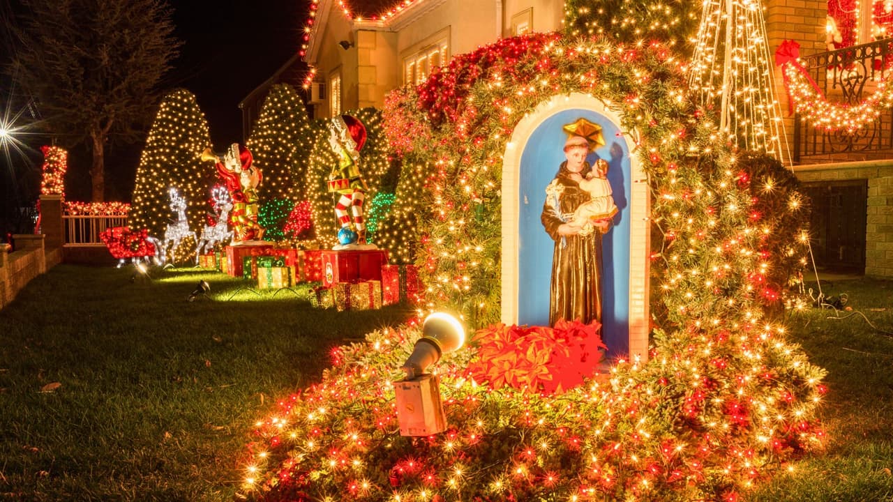 <h3 class="cms-H3-H3">Consejos adicionales</h3>
<ul>
 <li><b>Seguridad</b>: Mantén siempre la derecha para dejar el carril izquierdo libre para vehículos de emergencia y los propietarios de Interlochen 🚔</li>
 <li><b>Acomódate</b>: Es recomendable visitar durante la semana ya que los fines de semana tienden a tener mayor tráfico y tiempos de espera más largos 📅</li>
 <li><b>Prepárate</b>: Lleva paciencia, ya que la espera en fila para entrar al vecindario puede ser considerable. No está permitido dejar la fila para volver a entrar más tarde 🕗</li>
 <li><b>Alimentos y baños</b>: Asegúrate de usar los baños antes de hacer fila y considera llevar refrigerios y bebidas 🥤</li>
 <li><b>Prohibiciones</b>: No se permitirá la venta o comercialización de productos por parte de vendedores dentro del área pública o las vías públicas 🚫</li>
</ul>