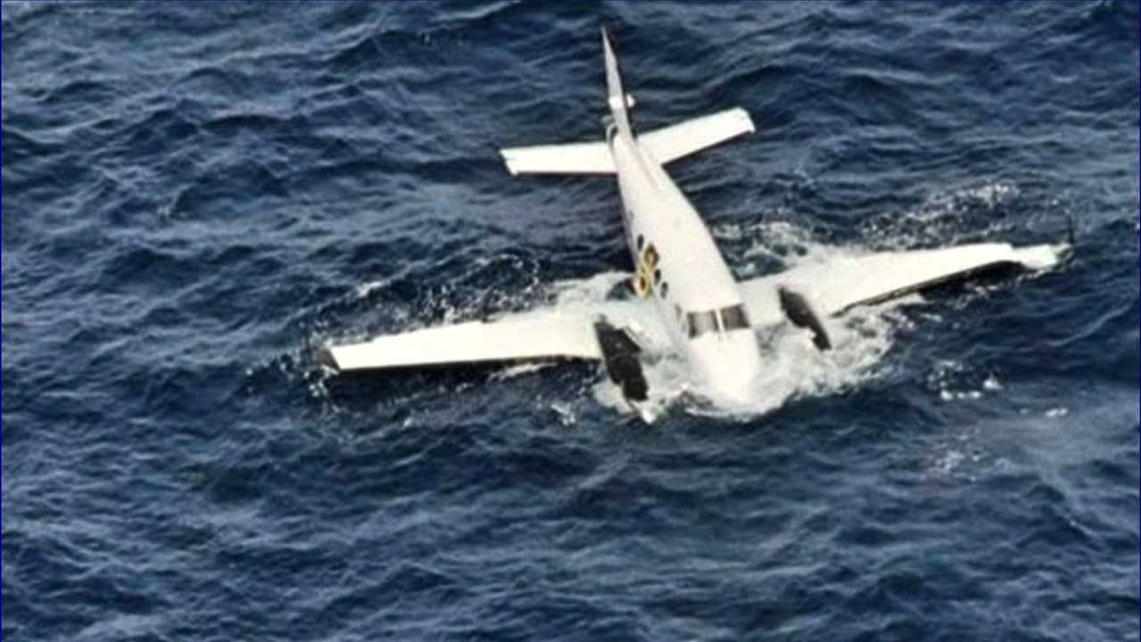 Dos aviones que cayeron al mar con cocaína llevan al arresto y extradición de dos colombianos