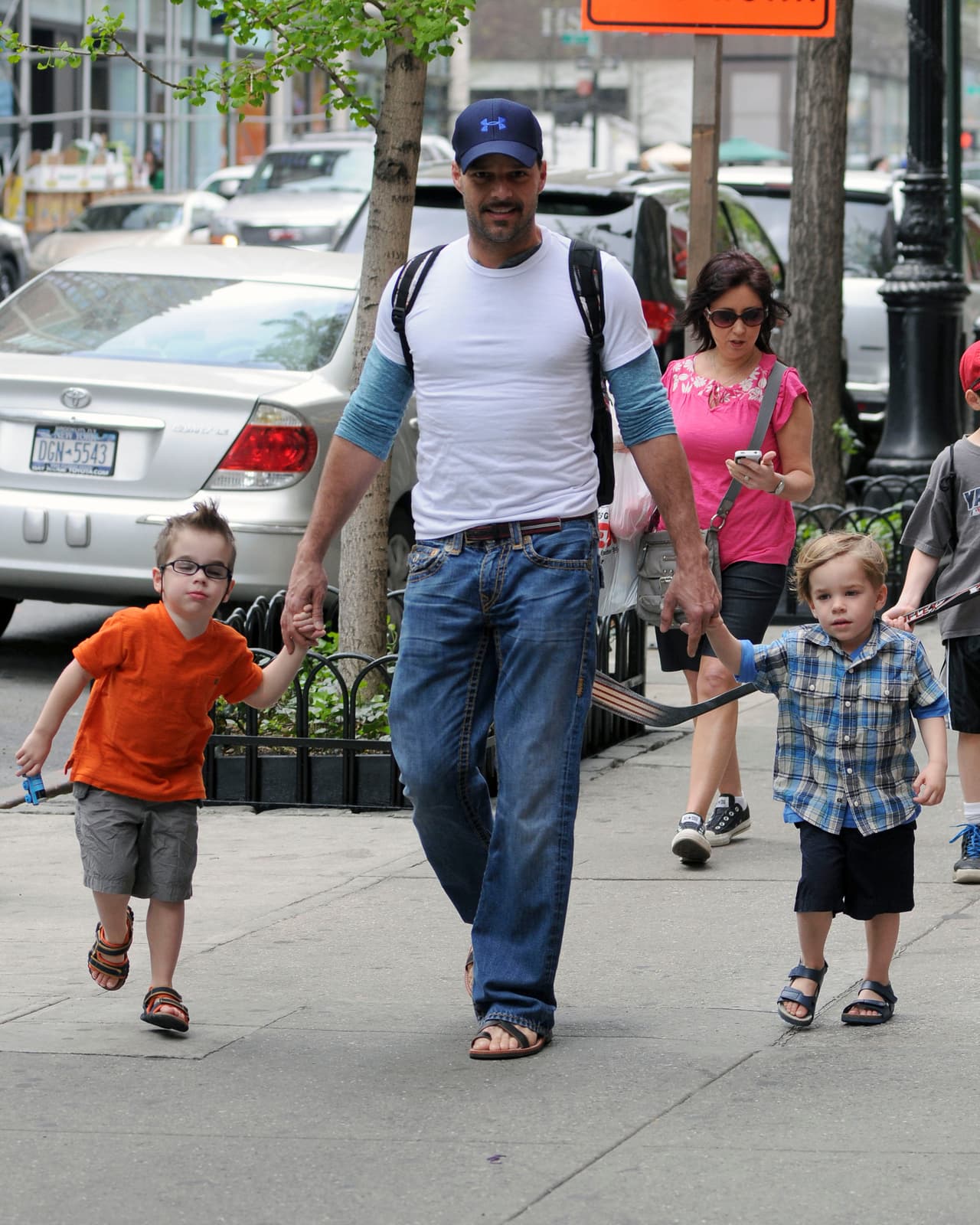 Sin embargo, no pudo escapar de los paparazzis. Es gracias a estas fotografías que hemos podido comprobar que sus retoños lo acompañan en giras e importantes citas de trabajo.