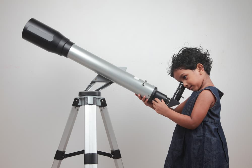 <b>ACUARIO</b>
<br>El imprevisible niño acuariano que parece vivir en el futuro puede convertirse en un astronauta o un astrónomo que descubra nuevas estrellas y descifre las incógnitas del universo. Su signo es el del espacio y la tecnología moderna, la computación, la aviación y también las actividades filantrópicas y de ayuda comunitaria.