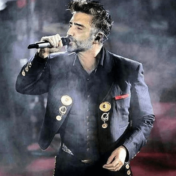 Con traje de charro, ya sin moño, cabello moderno y barba recortada, en serio que se ve súper guapo.