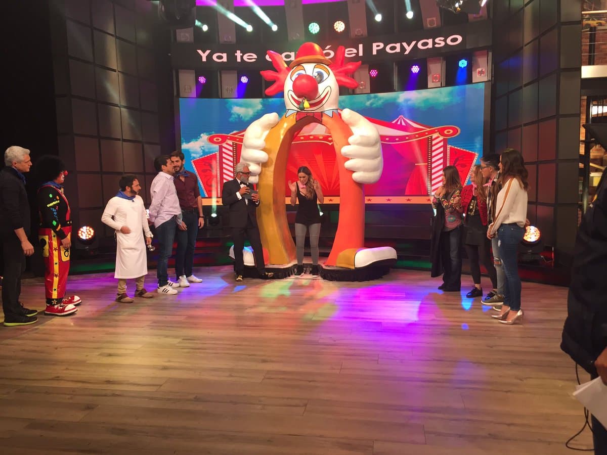 Diviértete junto con nuestros conductores en #YaTeCargóElPayaso. ¿A qué equipo le vas?.