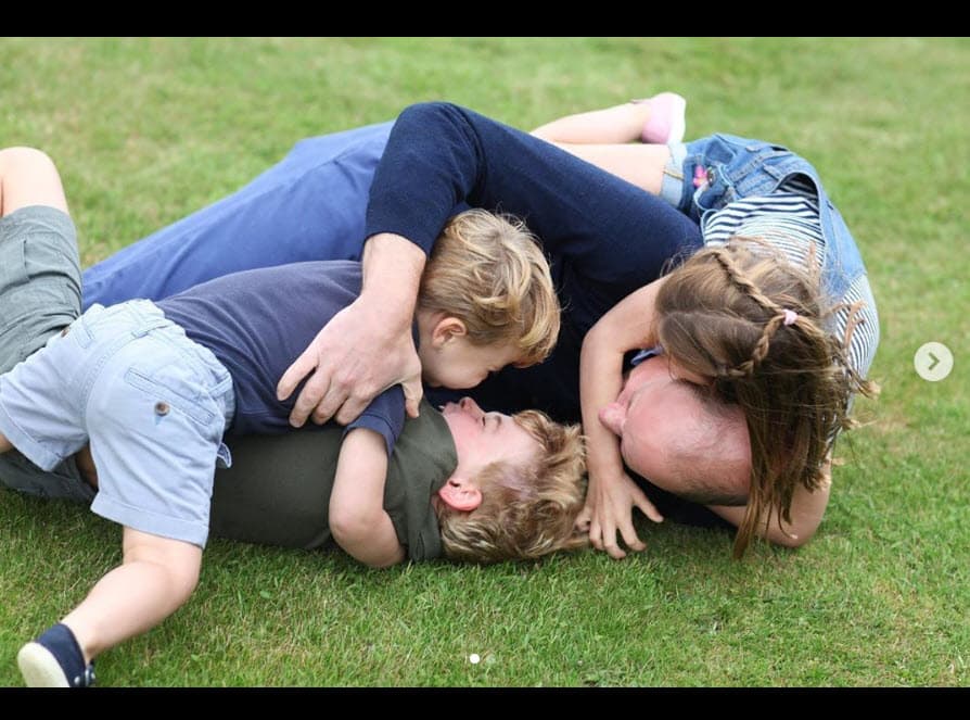 Este sábado 26 de septiembre, los duques dieron a conocer 
<b><a href="https://www.univision.com/famosos/cuarto-hijo-para-kate-middleton-y-el-principe-william-la-duquesa-despeja-las-dudas-fotos" target="_blank">nuevas imágenes de sus hijos. </a></b>
<br>