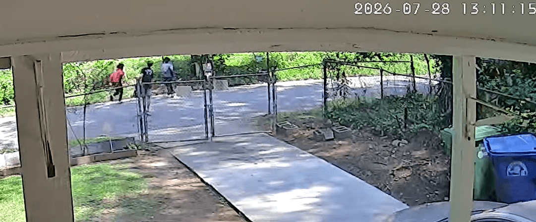 La policía está difundiendo imágenes de los sospechosos y pide a cualquier persona que pueda reconocerlos o que tenga información sobre estos hechos que se comunique con Crime Stoppers. Los informantes pueden permanecer en el anonimato.
<br>
<br>Además, se ofrece una recompensa de hasta 5,000 dólares por información que conduzca a una detención relacionada con estos casos.
<br>
