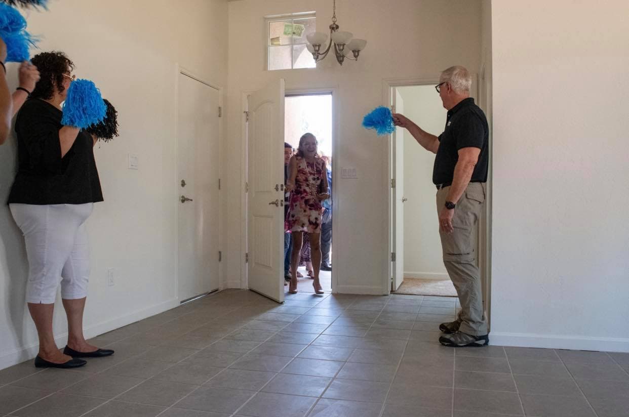 Durante la ceremonia de inauguración, que se llevo a cabo este lunes, la familia de cuatro integrantes 
<b>recibió las llaves de su primer hogar</b>. La propiedad de 3 habitaciones, 2 baños y 1,369 pies cuadrados de espacio habitable también esta totalmente equipada con aparatos solares y energéticamente eficientes.