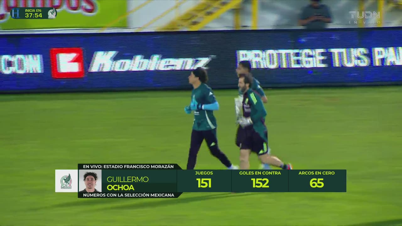 ¡Hostil recibimiento! Memo Ochoa recibe botellazos ante Honduras 