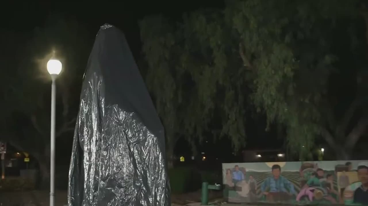 Cubren estatuas de César Chávez y exigen justicia para sus víctimas de abuso sexual
