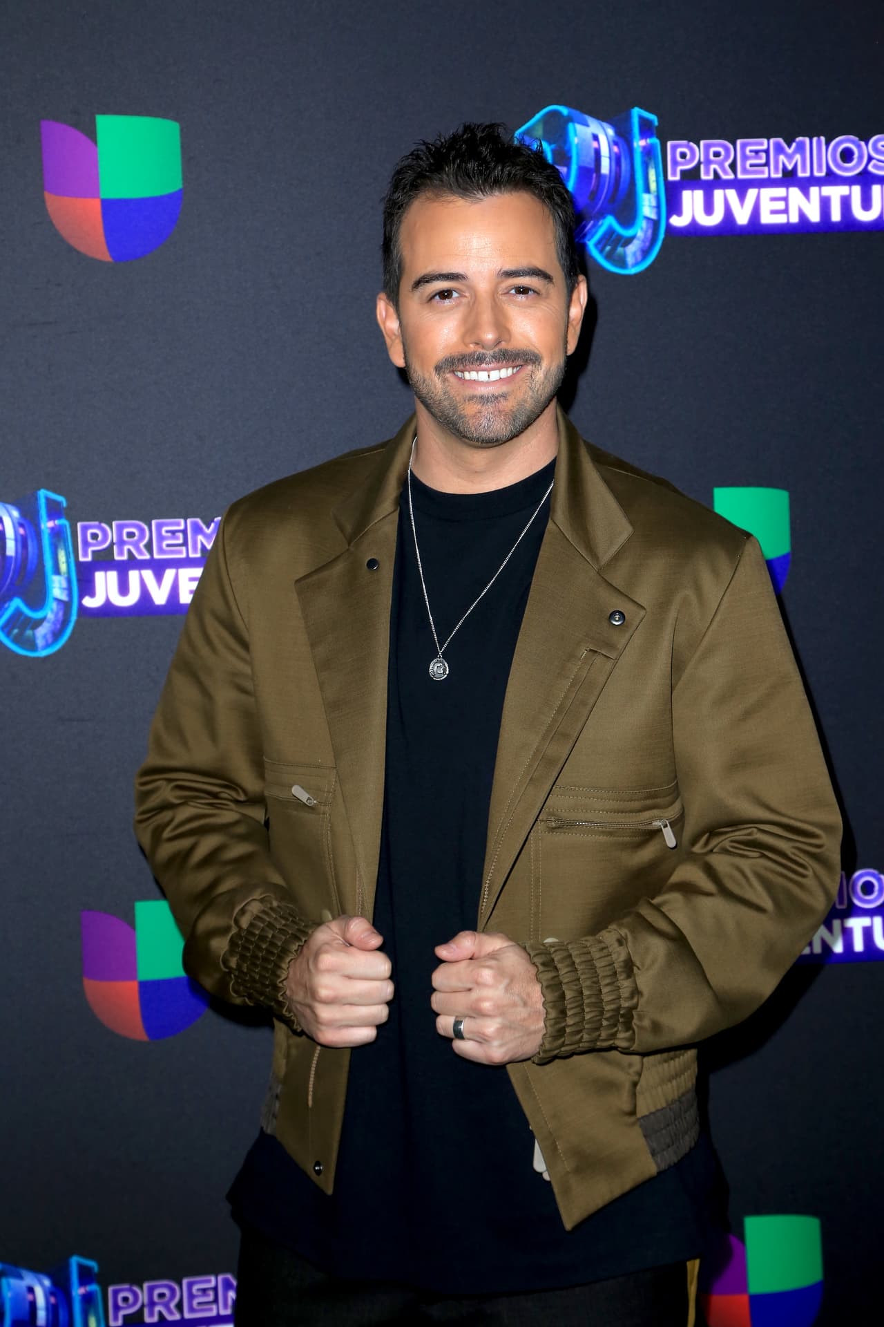 Hablando de música, Mane también ha demostrado su talento en este ámbito, como intérprete y compositor. El actor es Licenciado en Música, egresado del Berklee College of Music de Boston.