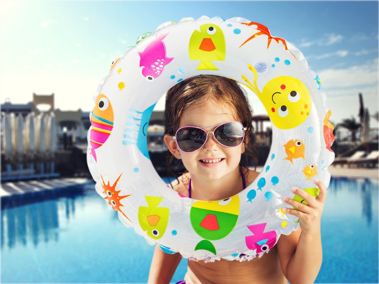 <b>Chalecos salvavidas, flotadores o inflables</b>. Si tu hijo no sabe nadar lo más recomendable es que use algún tipo de protección o inflable que le mantenga a flote adecuado para su edad y su peso. En el mercado existen algunos trajes de baño con flotadores incorporados o puedes recurrir a los chalecos salvavidas.