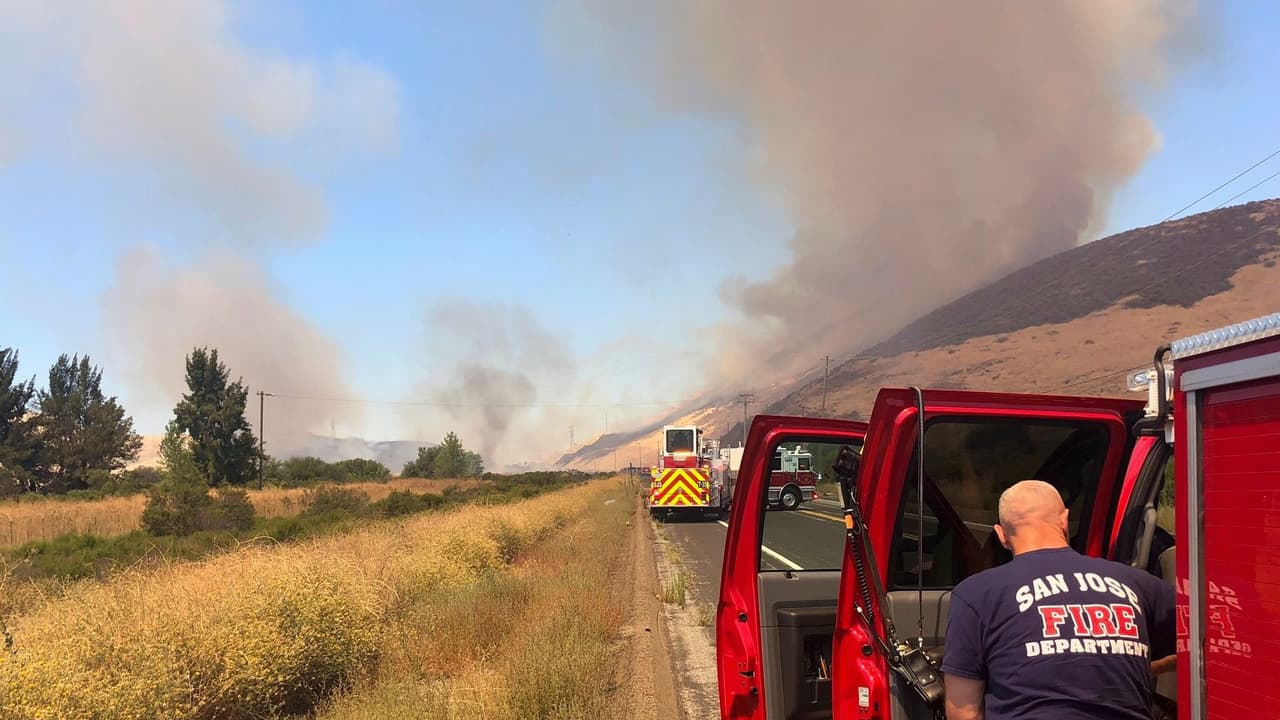 Bomberos frenan el avance de un incendio que consume 75 acres de vegetación en el sur de San José