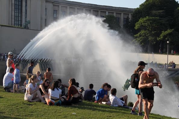 El récord anterior de calor se registró en la misma zona el 12 de agosto de 2003, cuando se sintieron 111 grados Fahrenheit (44.1 grados Centígrados) en medio de 
<b>una ola de calor que dejó cerca de 15,000 muertos</b>. En la fotografía se observa a la gente refrescándose junto a una fuente de agua frente de la Torre Eiffel, en París.