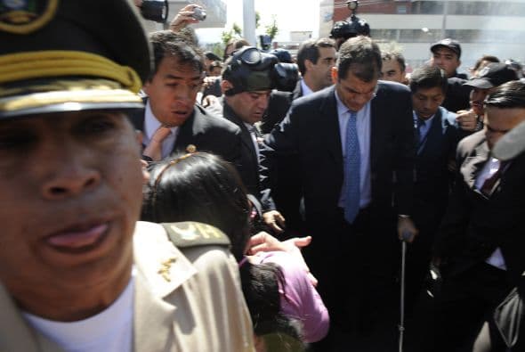 Sin embargo Correa se negó a negociar mientras lo tuvieran retenido. Luego de casi 10 horas efectivos del Ejército y del cuerpo de operaciones de la Policía Nacional lograron rescatar al mandatario del hospital, dejando como saldo al menos tres personas muertas y 17 heridas.