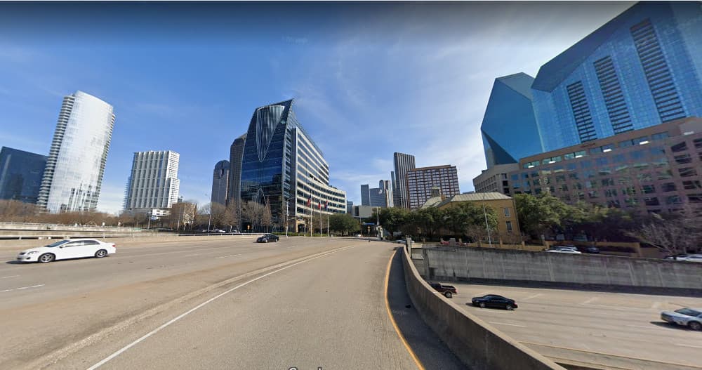 <b>2. Mckinney (Texas): </b>estge suburbio del llamado Dallas-Fort Worth Metroplex se encuentra a unas 32 millas al norte de Dallas. Tiene una población que no sobrepasa las 200,000 personas. Para mayo de 2017 McKinney era la tercera ciudad de más rápido crecimiento del país. Según el estudio de SmartAsset, alberga la cuarta tasa más baja de delitos contra la propiedad y está empatada en el sexto lugar más bajo de mortalidad por intoxicación de drogas y en el 18 más bajo de delitos violentos.