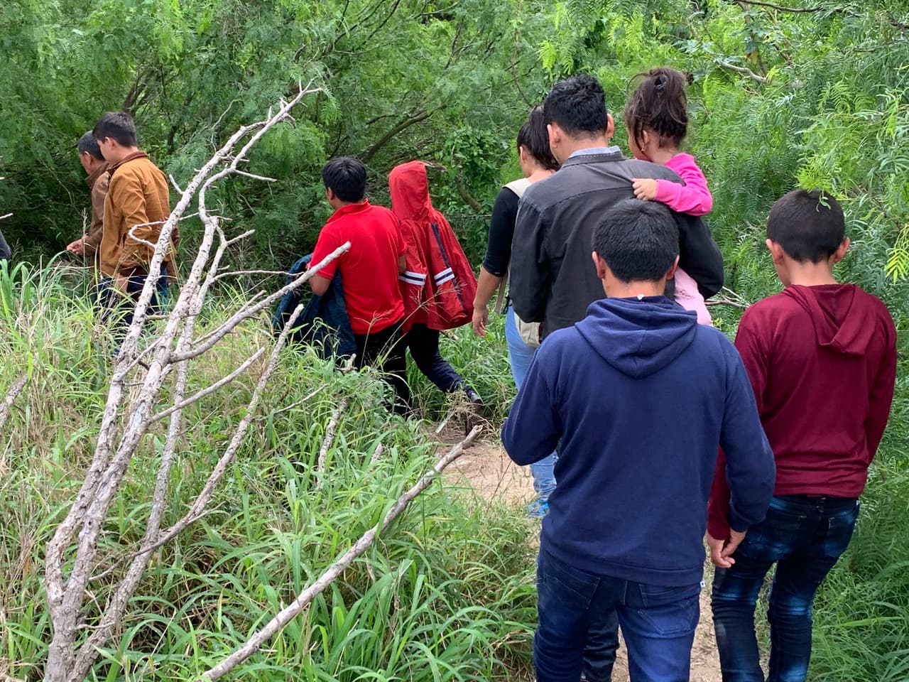 Tras cruzar el río, el camino sigue para los inmigrantes. Por esta trocha van en busca de autoridades migratorias para entregarse.