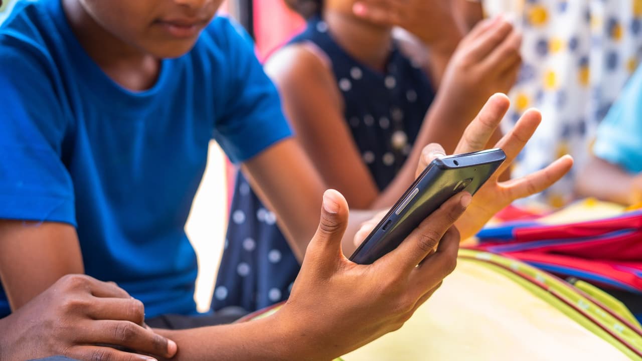 <h3 class="cms-H3-H3">¿Por qué esta ley podría ser importante para tu hijo? </h3>
<br>Como padres, sabemos que la tecnología está en todas partes. Si bien
<b> los dispositivos electrónicos pueden ser herramientas poderosas para el aprendizaje, también pueden ser una gran fuente de distracción.</b> 
<i>¿Cuántas veces has visto a tu hijo distraído con su teléfono durante las horas de clase o en casa, perdiendo la concentración?</i> HB 515 busca reducir esas distracciones al asegurar que 
<b>los estudiantes no tengan acceso a sus dispositivos durante el día escolar</b>, permitiéndoles enfocarse más en sus estudios y en su bienestar.