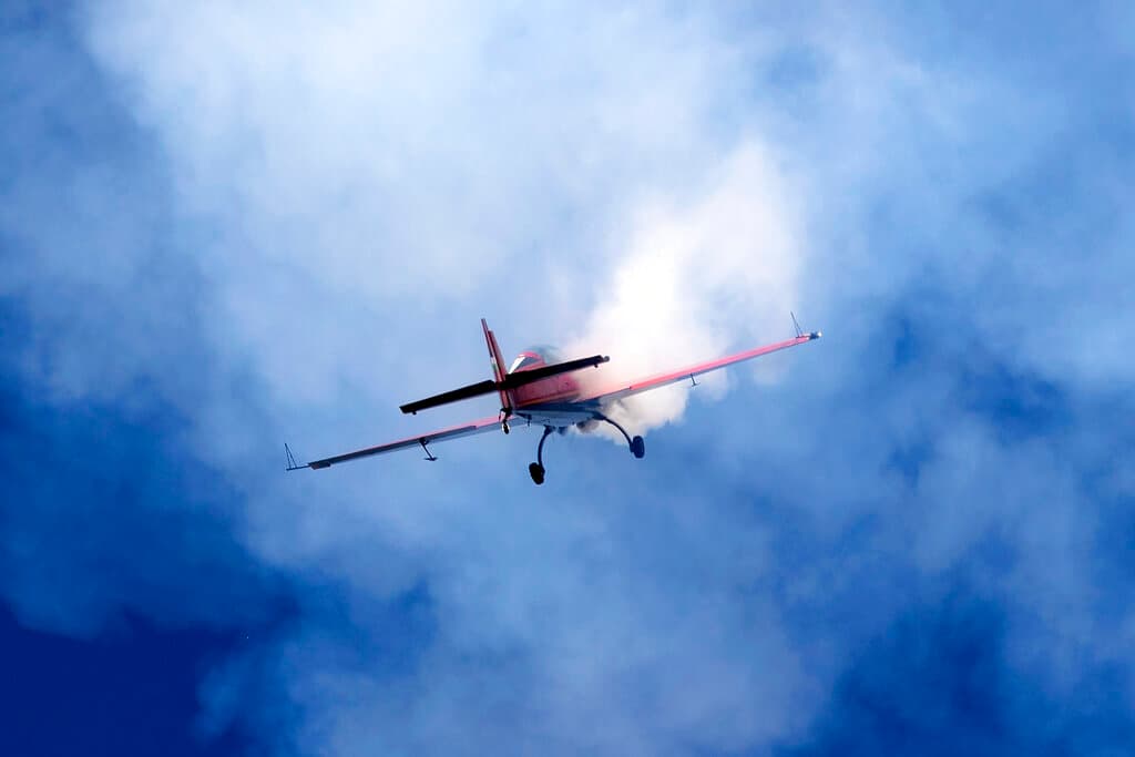 <b>Sean deRosier</b>, de 31 años, perdió la vida en la exhibición aérea anual de Miramar, en California, luego de que la aeronave que piloteaba, un 
<b>One Design </b>modificado, se impactara contra el suelo en un campo cercano al aeródromo al salir de una denominada "maniobra de bucle", en octubre de 2004.