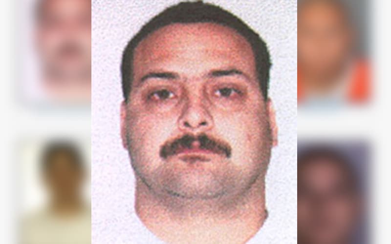 <b>Jesse Enrique Monarrez</b> es buscado bajo sospecha de haber asesinado a tiros a un hombre luego de una confrontación verbal. El hispano presuntamente correteó a la víctima y le propinó un disparo mortal. Es considerado armado y peligroso.