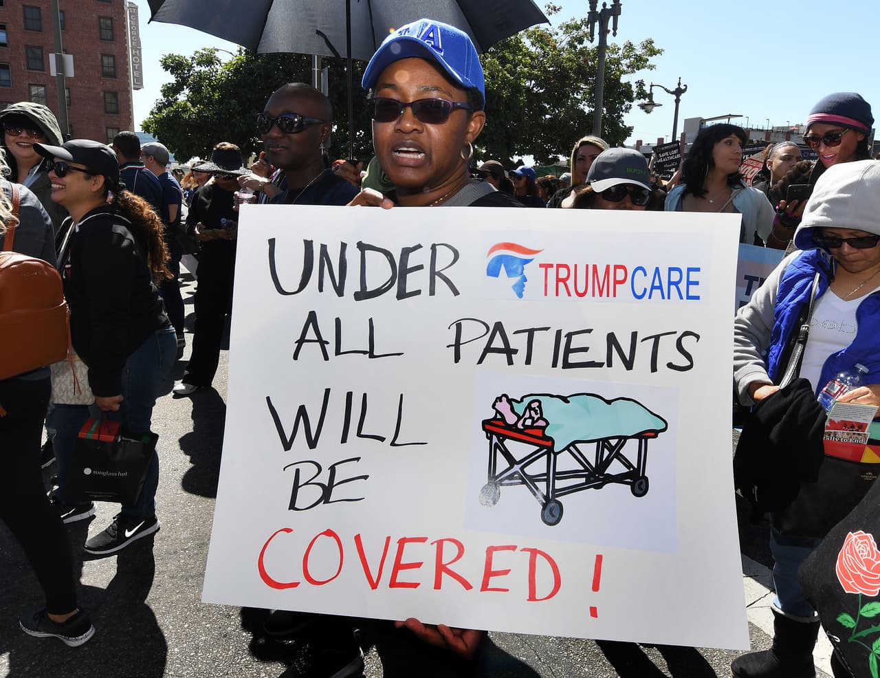 <b>"Bajo Trumpcare todos los pacientes estarán cubiertos"</b>, se lee en esta pancarta que juega con una analogía. Por un lado, el presidente ha dicho que todos los estadounidenses tendrán una cobertura de salud, pero como su propuesta no lo permite —
<a href="http://www.univision.com/noticias/obamacare/unas-14-millones-de-personas-perderan-su-seguro-en-2018-si-es-reemplazado-obamacare">14 millones de personas perderían su cobertura en 2018</a>— este manifestante asegura que los pacientes 'estarán cubiertos' porque morirán debido a la falta de acceso a los servicios de salud.