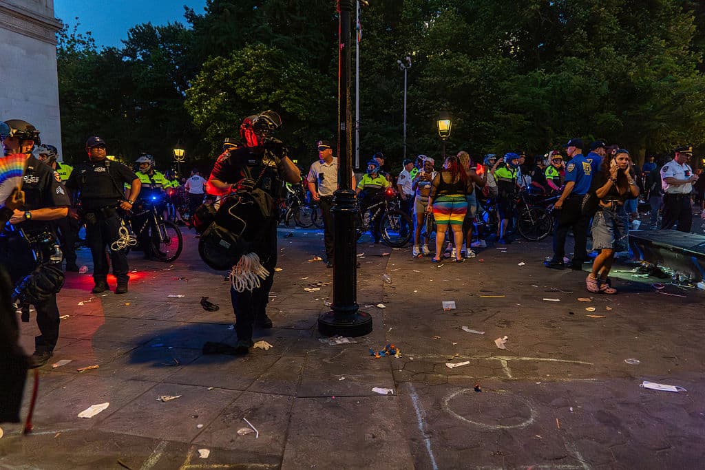 Pocas horas antes del tiroteo, otra celebración del Orgullo en Washington Square Park terminó en caos cuando informes falsos de disparos y el uso de gas pimienta para osos provocaron una estampida masiva. Según fuentes policiales, más de 50 personas resultaron heridas en este incidente separado.