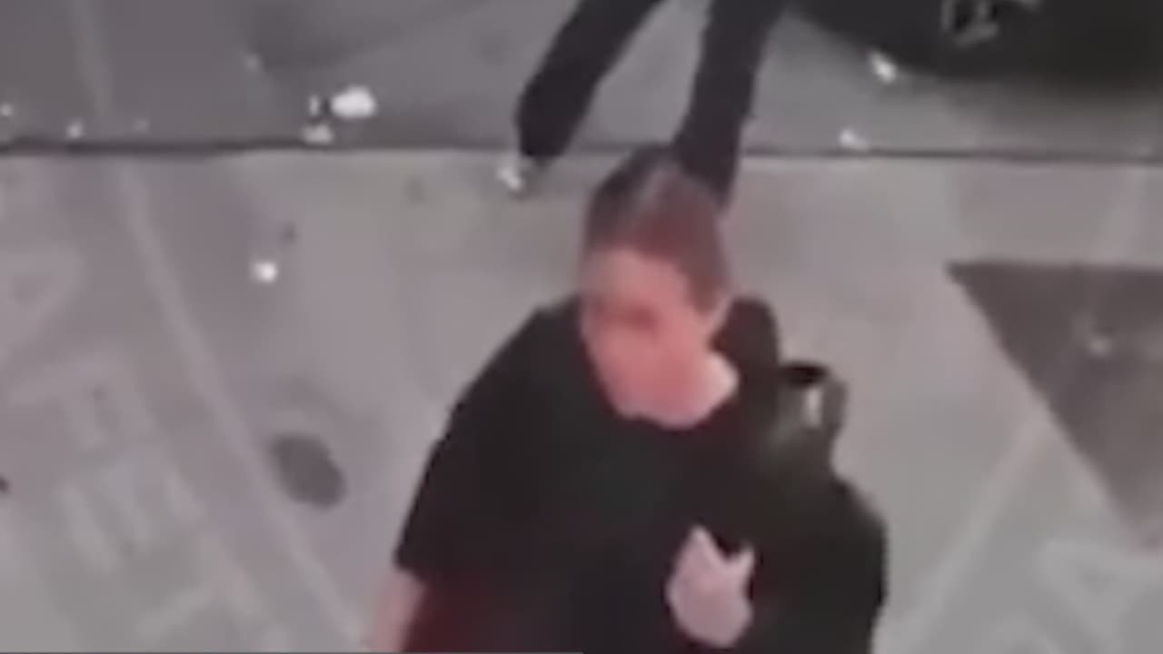 Buscan a mujer acusada de clavar una jeringa a un hombre en Manhattan: imágenes del supuesto ataque