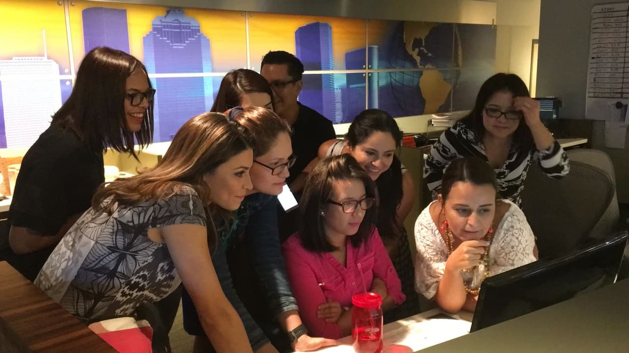 Algunos de los periodistas, editores y productores de Noticias 45 de Univision Houston se reunieron en la sala de redacción del canal para recibir la noticia de las nominaciones.