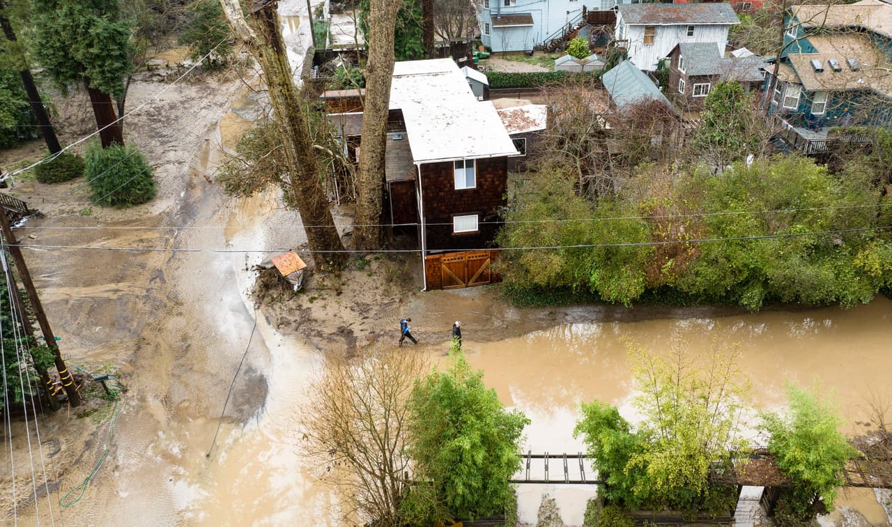 El ciclón bomba que azotó al condado de Santa Cruz causó estragos no solo en la costa, sino en ciudades del interior como Felton, donde los caminos quedaron cubiertos de agua y lodo.