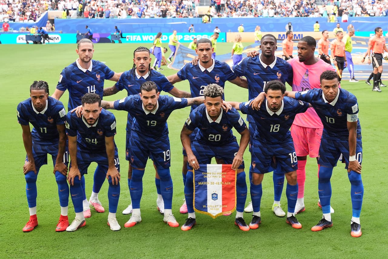 Jugadores franceses posan para una foto grupal durante el partido por el tercer puesto del Mundial entre Francia e Inglaterra en Miami Gardens, Florida, el sábado 18 de julio de 2026.