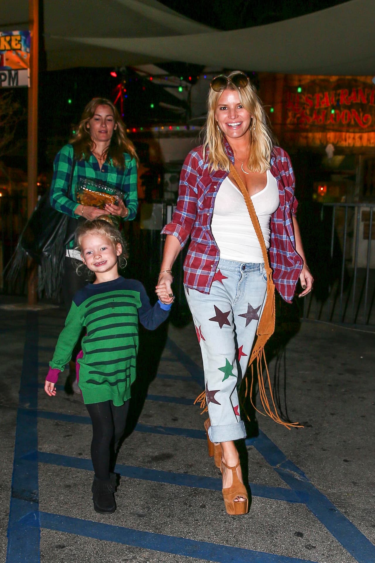 Al ver las cámaras la nena dejó salir su lado más encantador.