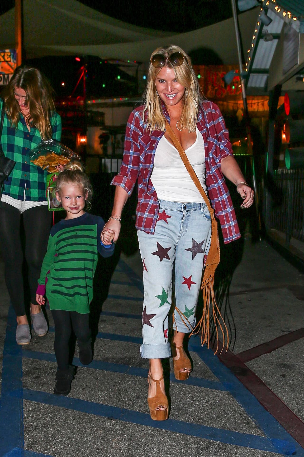 La diseñadora de modas lucía muy guapa y feliz.