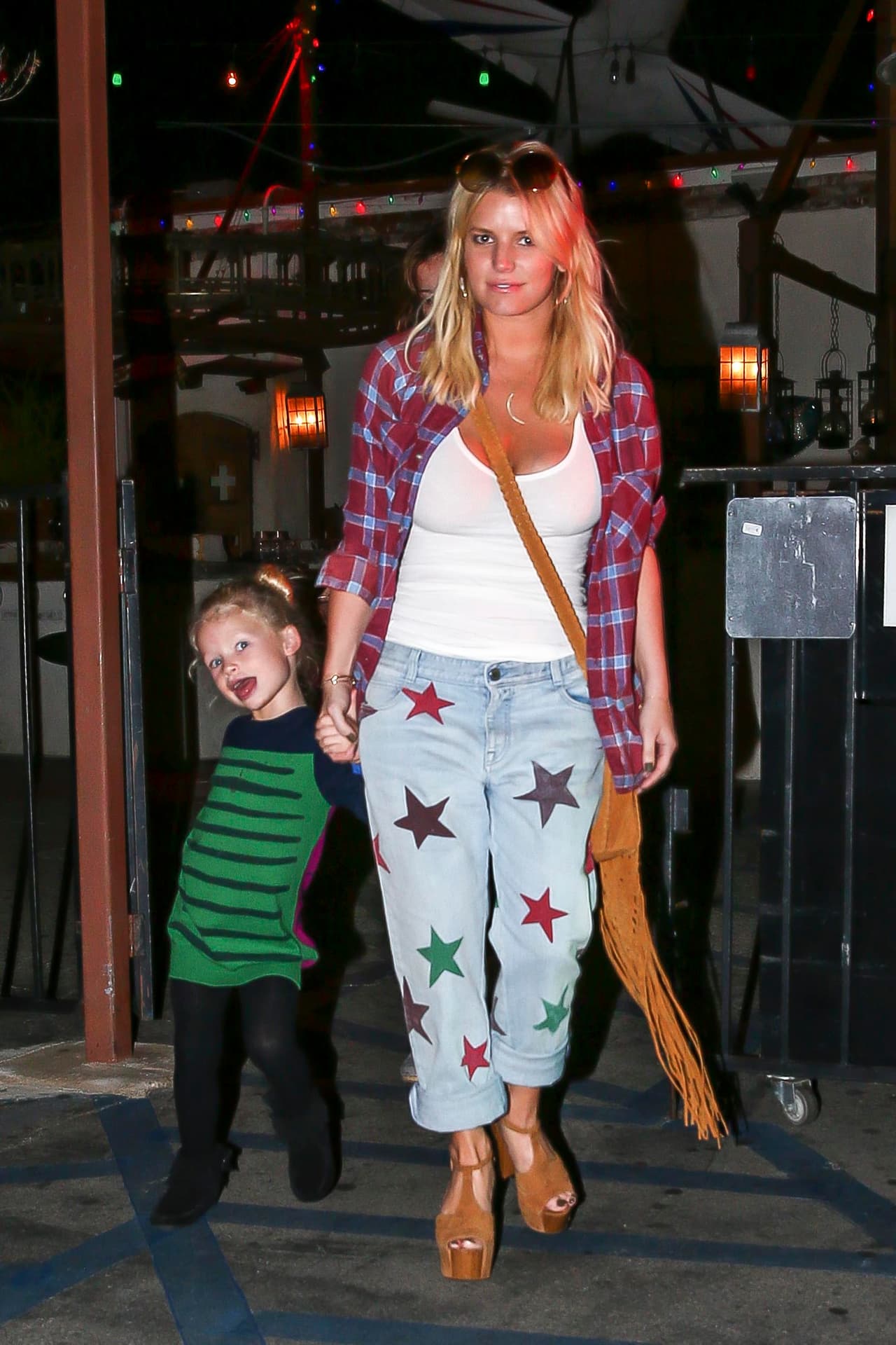 Jessica Simpson y su hija Maxwell salieron de cenar en un restaurante de Calabasas, California.