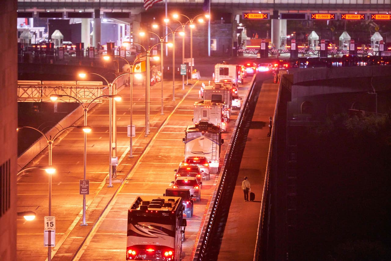La enorme fila para entrar a Estados Unidos desde Canadá en el puerto de las Cataratas del Niágara, en la madrugada del 8 de noviembre.
<br>
<br>En Canadá muchos se han vacunado con AstraZeneca y aunque esta inmunización no está aprobada por la FDA, si lo está por la OMS.
<br>