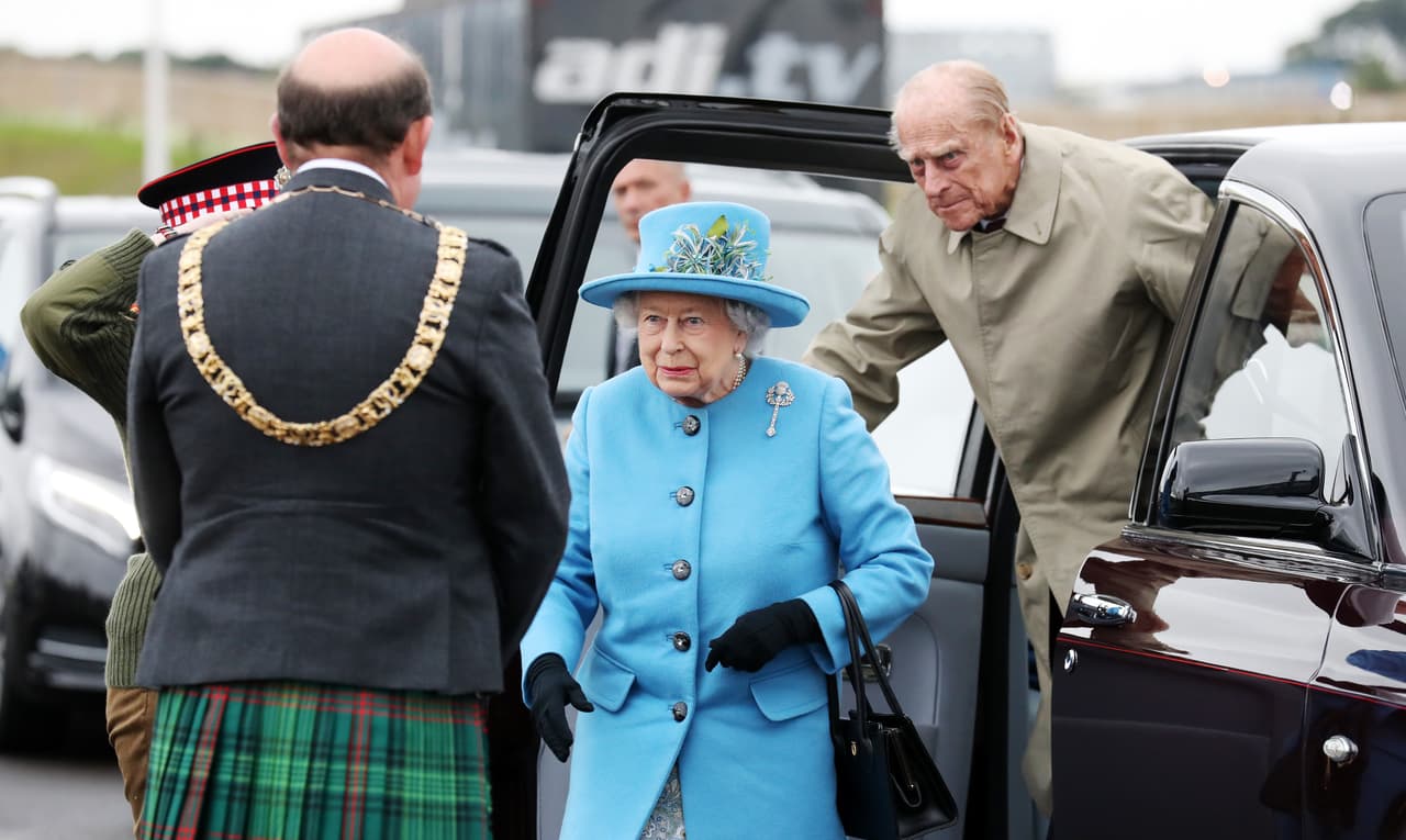 El príncipe también asistió a los enlaces matrimoniales del
<b><a href="https://www.univision.com/estilo-de-vida/bodas/revive-la-boda-del-principe-harry-y-meghan-markle-asi-te-la-contamos" target="_blank">príncipe Harry </a></b>con Meghan Markle en mayo de 2018 y a la boda real de su nieta, la princesa Eugenie, en octubre del mismo año.