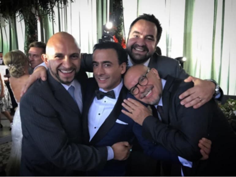 El menú: rollo de salmón con queso de cabra y pera en vinagreta, crema de pistacho y, de plato fuerte, Solomillo a la pimienta verde.