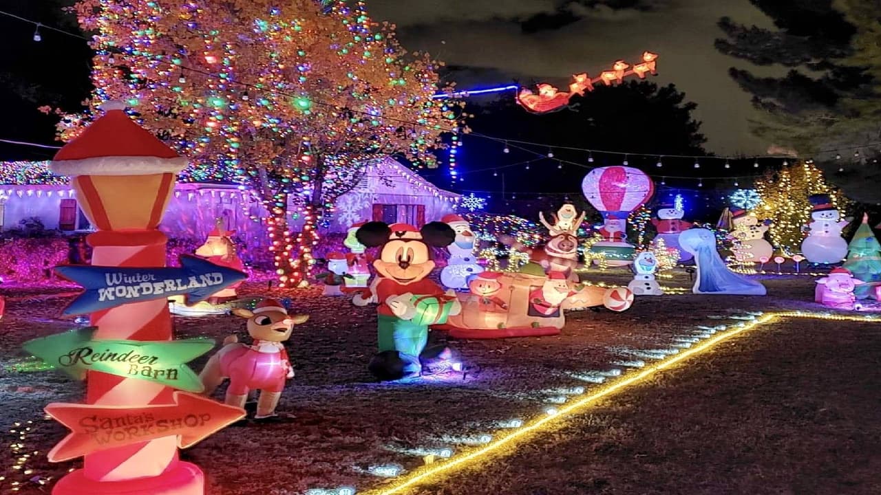 “Mi esposo tarda aproximadamente dos semanas con la ayuda de mi hija y mi hijo en armar todo esto” indica Mónica Rascón, madre de familia que arma este espectáculo navideño.
<br>