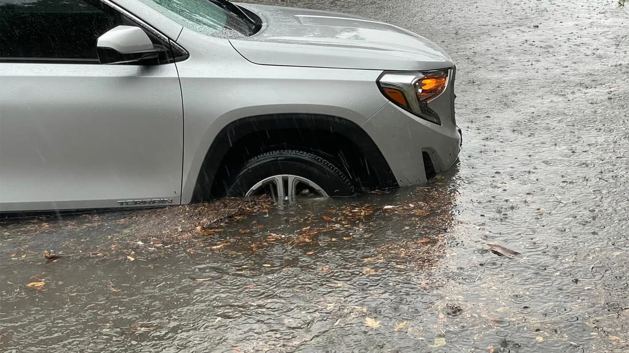 Se ha emitido un riesgo por inundaciones en nivel 2, lo que significa acumulación de agua en carreteras, en lugares urbanizados y cerca de la costa, indica la metaoróloga de Univision 45, Fernanda Ramos.
