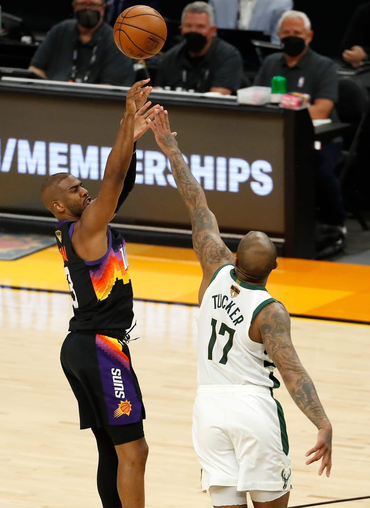 Chris Paul # 3 de los Phoenix Suns dispara sobre P.J. Tucker # 17 de los Milwaukee Bucks durante la primera mitad del juego.