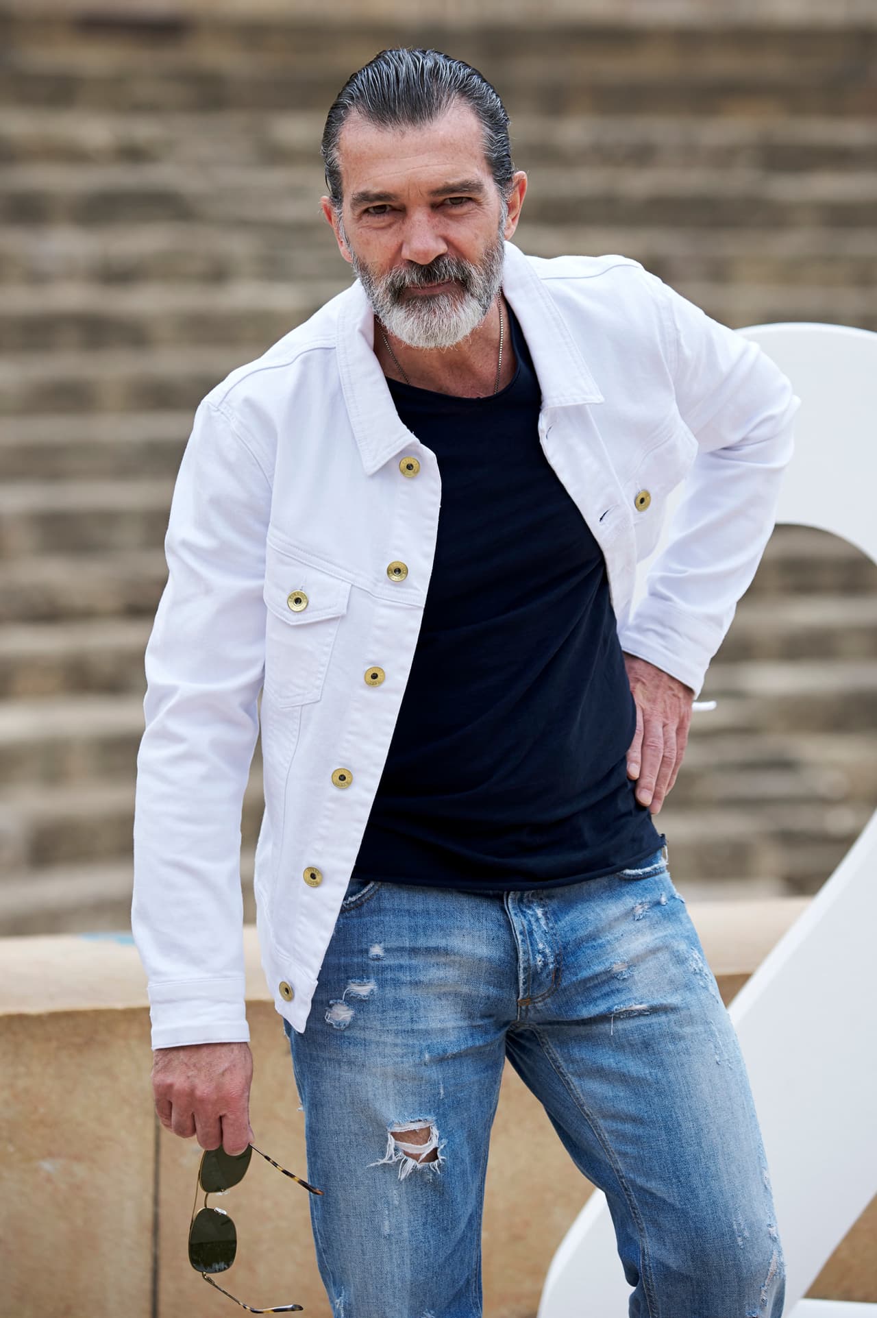 Antonio Banderas posa para la prensa antes de recibir el premio Biznaga de Oro Honorífica en el último día del Festival de Cine de Málaga, el sábado 25 de marzo.