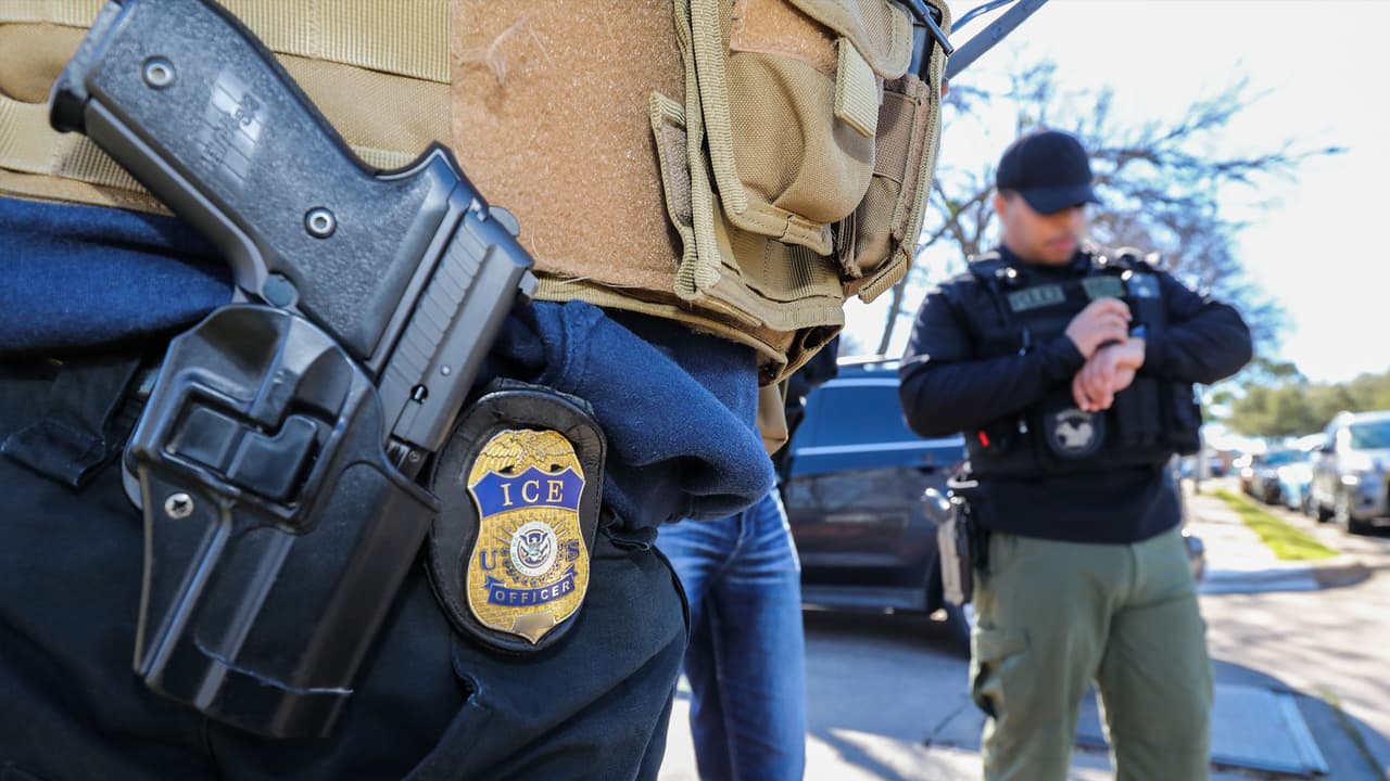 Los siete prófugos indocumentados figuran en una lista "que destaca a fugitivos conectados a víctimas y familiares de víctimas que han buscado ayuda o información de ICE" a través de la oficina VOICE, informó el
<a href="https://www.ice.gov/" target="_blank">Servicio de Control de Inmigración y Aduanas</a>.