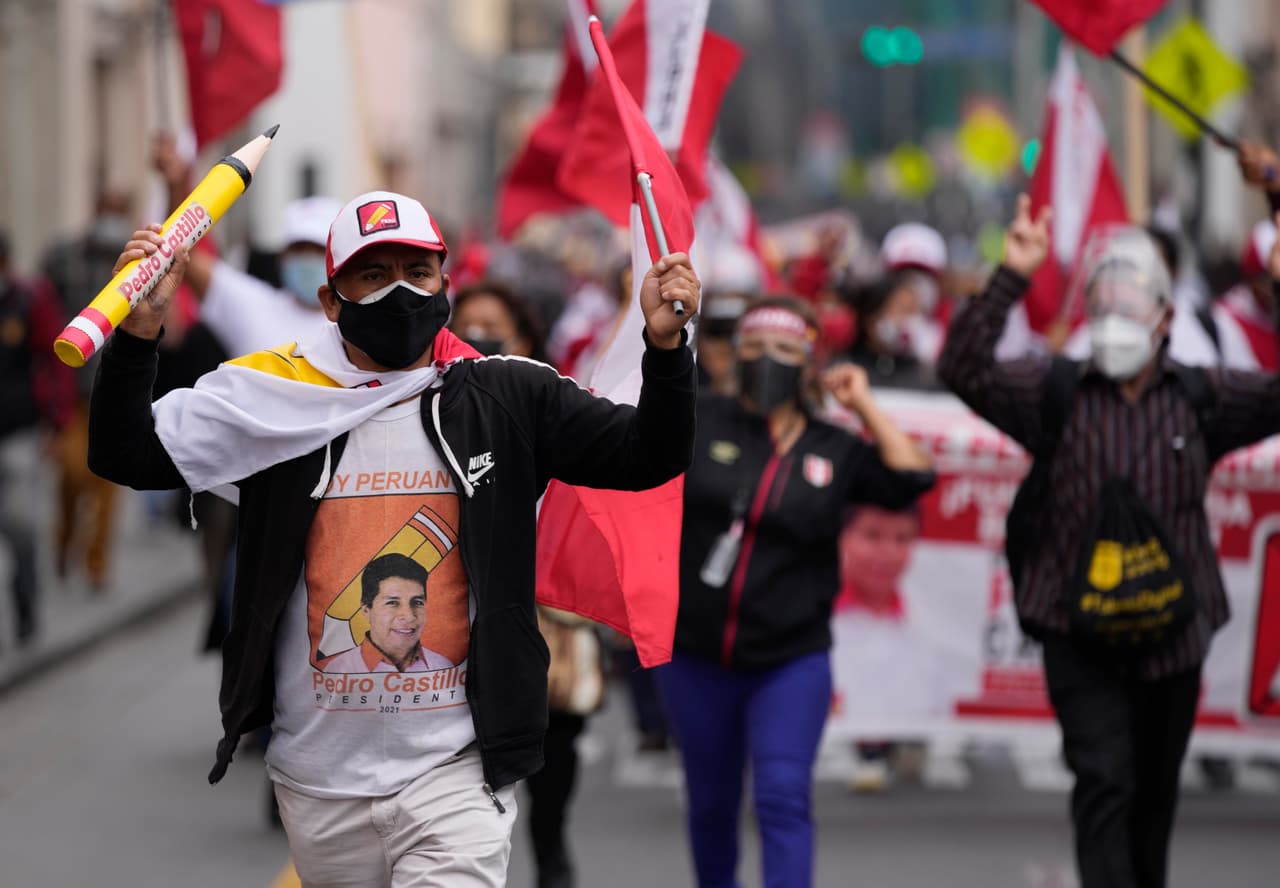 Partidarios del candidato presidencial Pedro Castillo marchan en Lima el 9 de junio del 2021.