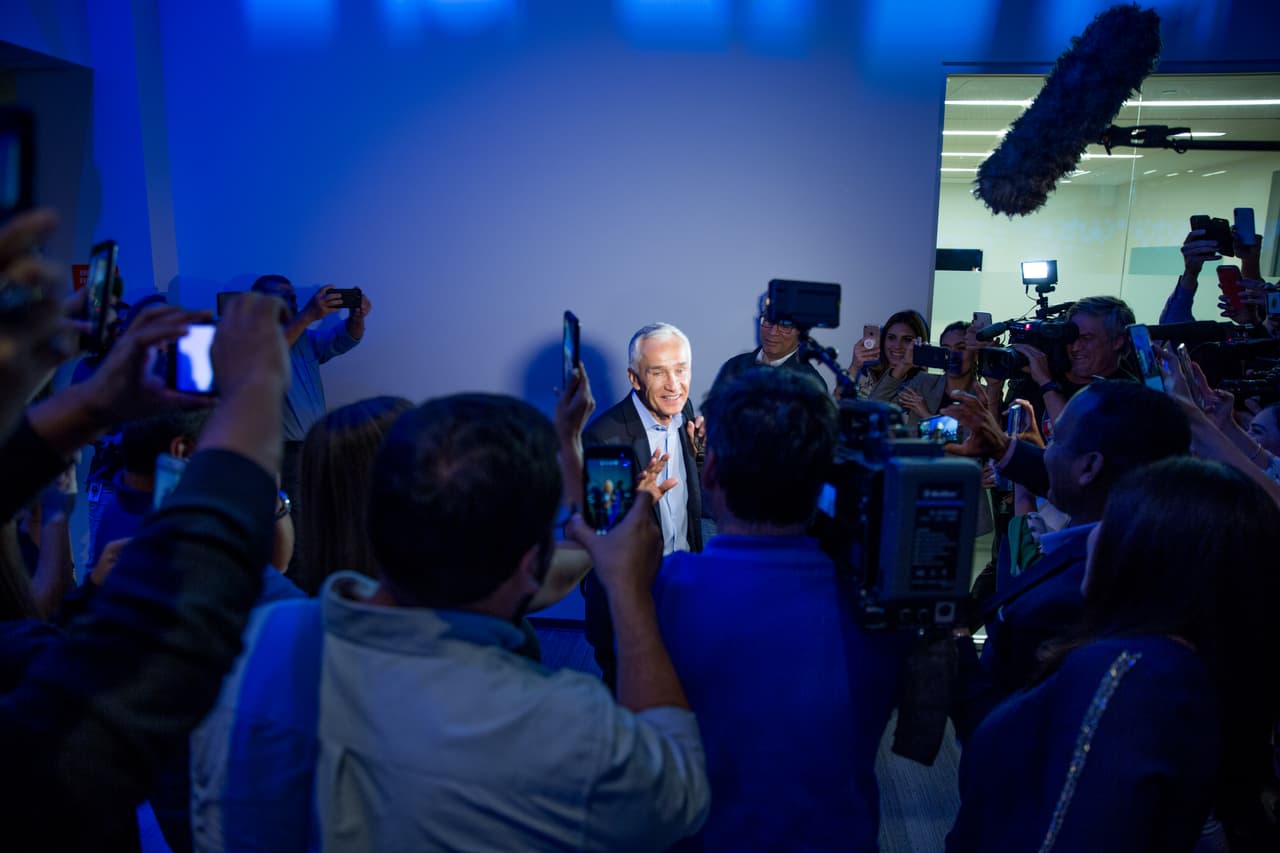 “Nuestro trabajo como periodistas es ir a los lugares donde está la noticia y hablar con las personas que producen las noticias. Siempre tendremos que volver a Venezuela, las veces que haga falta”, dijo Ramos a sus compañeros en Univision.