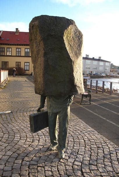 El oficial desconocido, Reykjavik (Islandia)- Este monumento está dedicado al gremio de los burócratas.