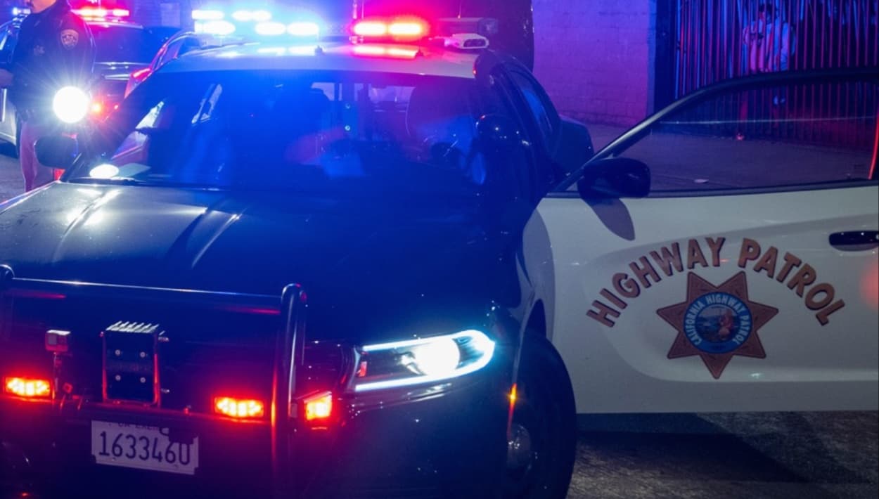 Dos niños en estado crítico tras estrellarse conductor en la habitación de su casa