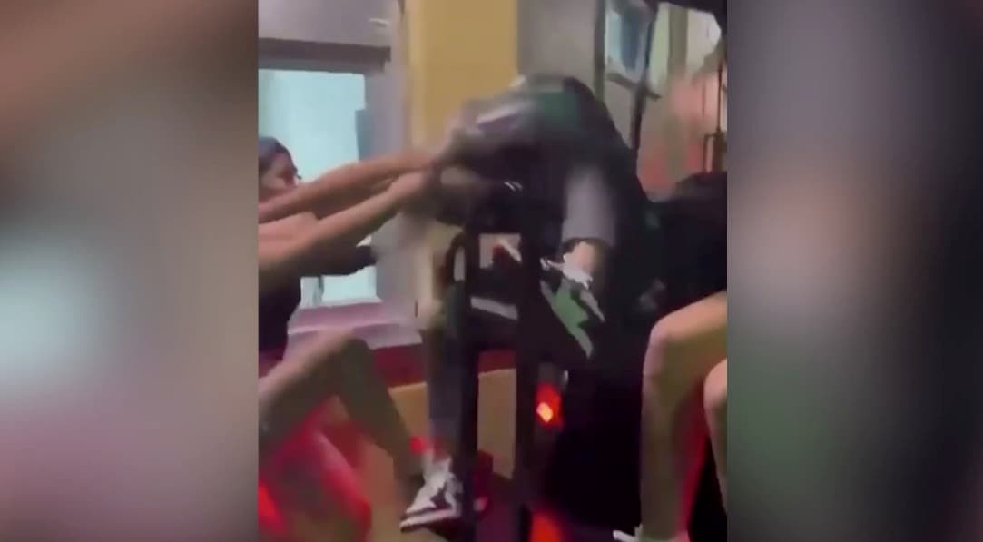 Policía de Miami-Dade busca a joven sospechosa de un brutal ataque y robo captado en video 